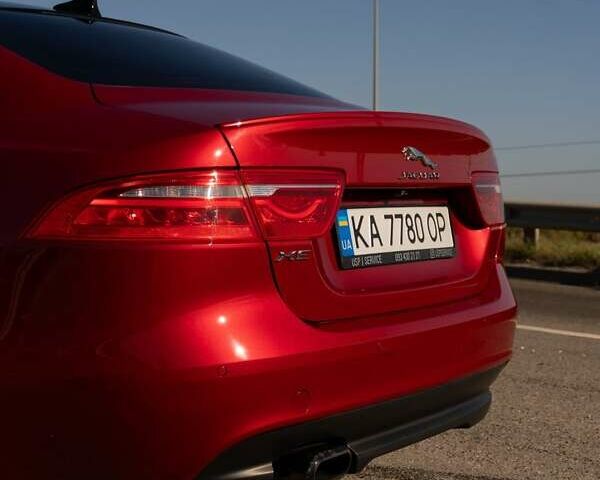 Красный Ягуар XE, объемом двигателя 2 л и пробегом 144 тыс. км за 15000 $, фото 15 на Automoto.ua