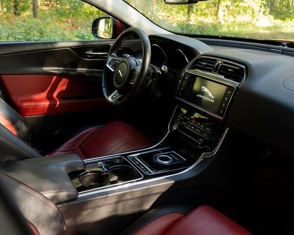 Красный Ягуар XE, объемом двигателя 2 л и пробегом 144 тыс. км за 15000 $, фото 22 на Automoto.ua