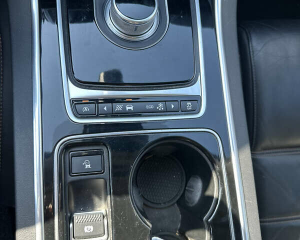 Красный Ягуар XE, объемом двигателя 2 л и пробегом 110 тыс. км за 11999 $, фото 15 на Automoto.ua