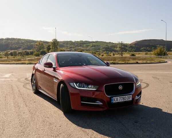 Красный Ягуар XE, объемом двигателя 2 л и пробегом 144 тыс. км за 15000 $, фото 1 на Automoto.ua