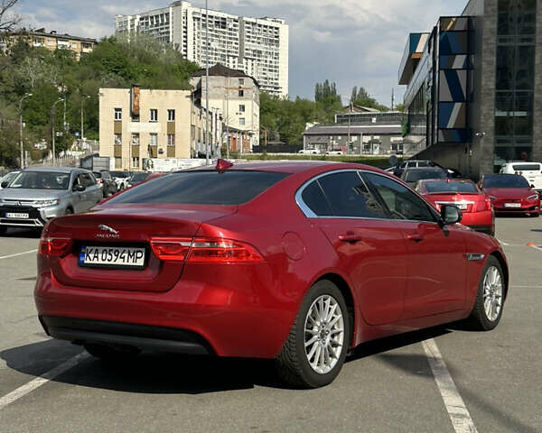 Красный Ягуар XE, объемом двигателя 2 л и пробегом 110 тыс. км за 12999 $, фото 6 на Automoto.ua