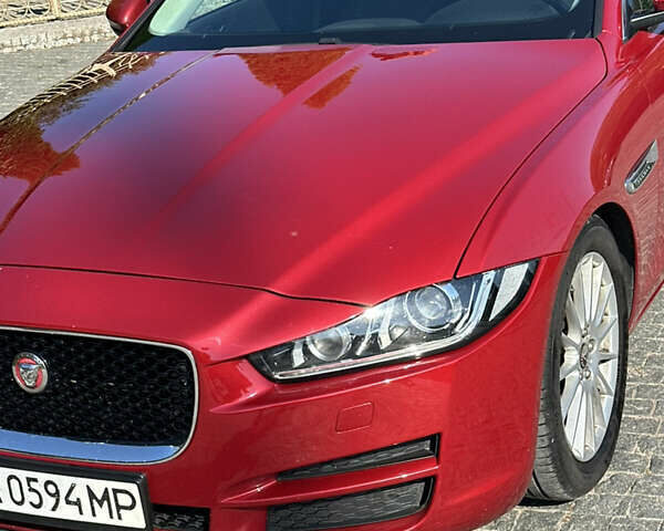 Красный Ягуар XE, объемом двигателя 2 л и пробегом 110 тыс. км за 11999 $, фото 9 на Automoto.ua