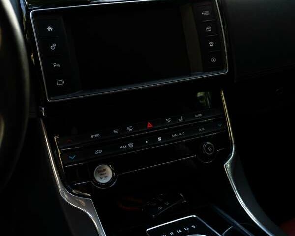 Красный Ягуар XE, объемом двигателя 2 л и пробегом 144 тыс. км за 15000 $, фото 24 на Automoto.ua