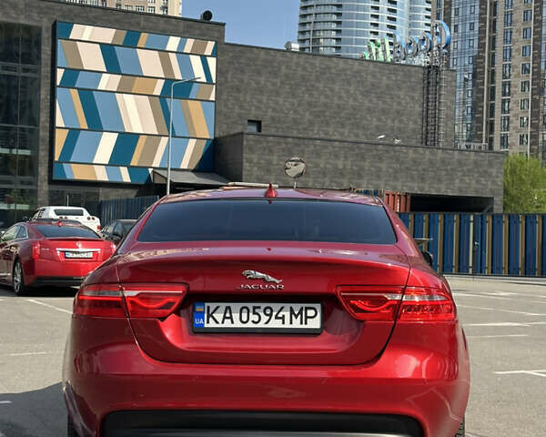 Красный Ягуар XE, объемом двигателя 2 л и пробегом 110 тыс. км за 12999 $, фото 5 на Automoto.ua