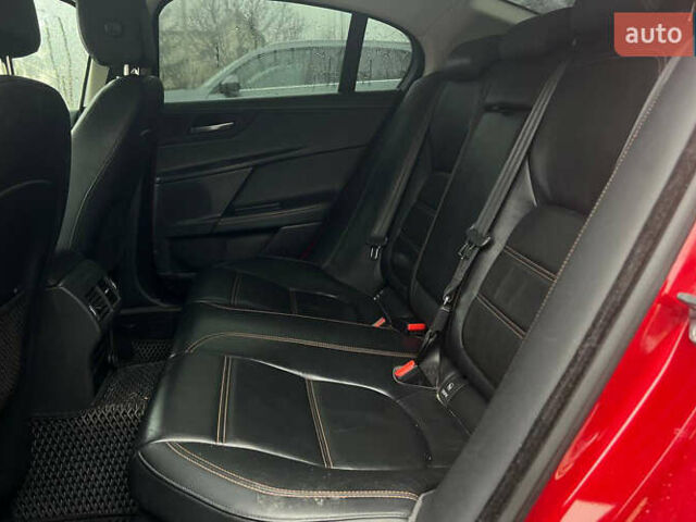 Красный Ягуар XE, объемом двигателя 2 л и пробегом 188 тыс. км за 15300 $, фото 23 на Automoto.ua