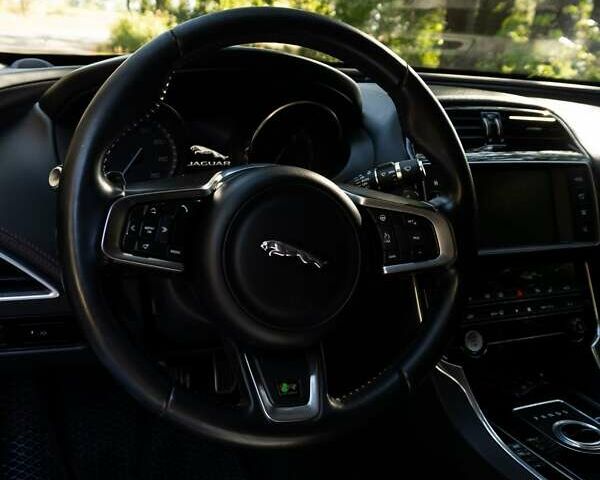 Красный Ягуар XE, объемом двигателя 2 л и пробегом 144 тыс. км за 15000 $, фото 21 на Automoto.ua