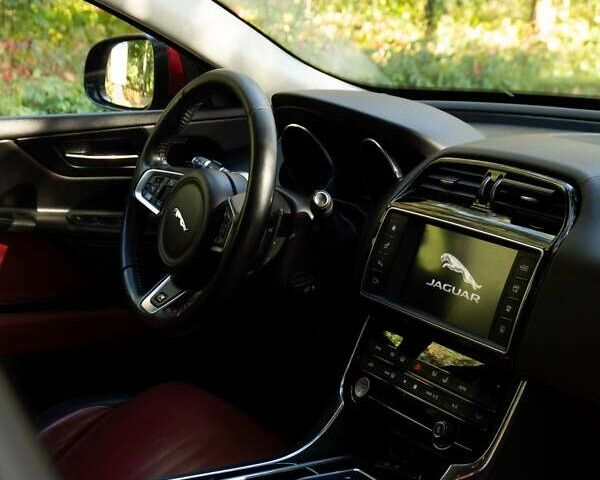 Красный Ягуар XE, объемом двигателя 2 л и пробегом 144 тыс. км за 15000 $, фото 23 на Automoto.ua