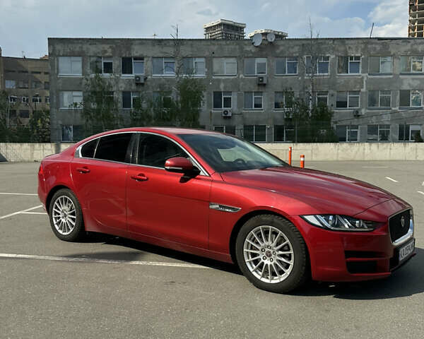 Красный Ягуар XE, объемом двигателя 2 л и пробегом 110 тыс. км за 12999 $, фото 2 на Automoto.ua