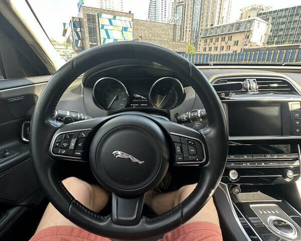 Красный Ягуар XE, объемом двигателя 2 л и пробегом 110 тыс. км за 12999 $, фото 18 на Automoto.ua