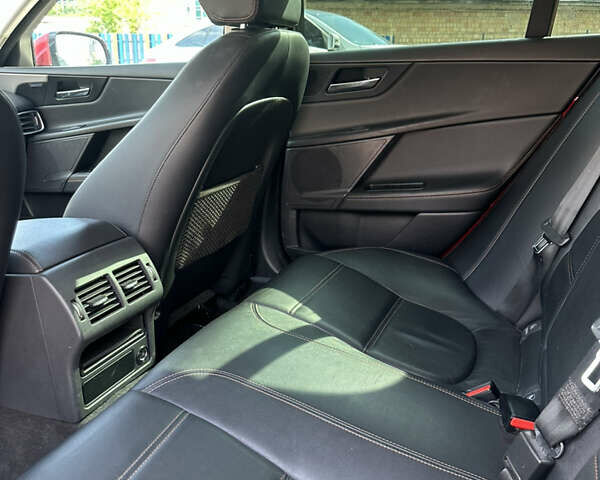 Красный Ягуар XE, объемом двигателя 2 л и пробегом 110 тыс. км за 12999 $, фото 22 на Automoto.ua