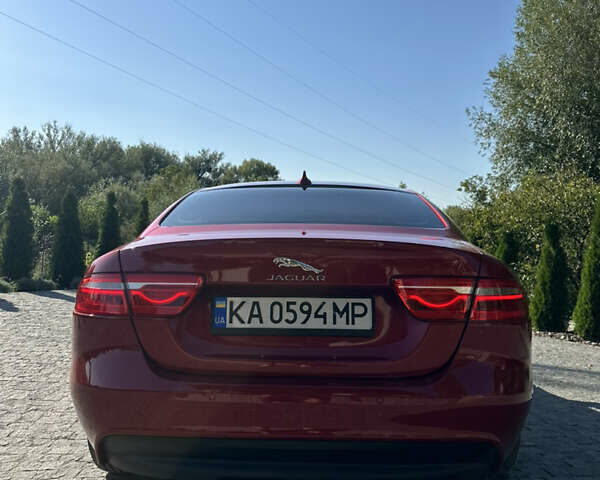 Красный Ягуар XE, объемом двигателя 2 л и пробегом 110 тыс. км за 11999 $, фото 3 на Automoto.ua