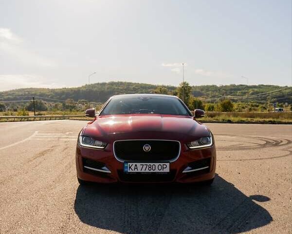 Красный Ягуар XE, объемом двигателя 2 л и пробегом 144 тыс. км за 15000 $, фото 7 на Automoto.ua