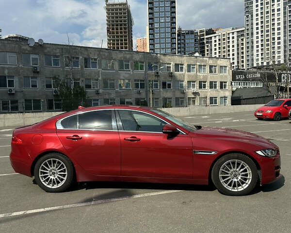 Красный Ягуар XE, объемом двигателя 2 л и пробегом 110 тыс. км за 12999 $, фото 3 на Automoto.ua