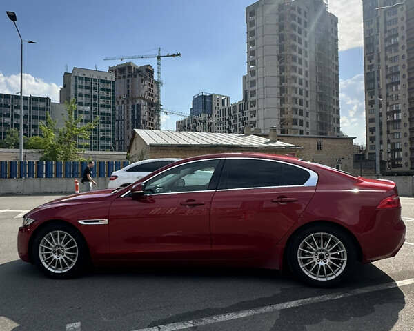 Красный Ягуар XE, объемом двигателя 2 л и пробегом 110 тыс. км за 12999 $, фото 9 на Automoto.ua