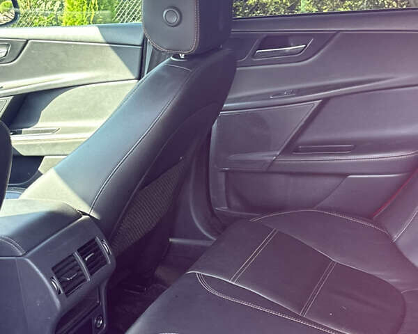 Красный Ягуар XE, объемом двигателя 2 л и пробегом 110 тыс. км за 11999 $, фото 16 на Automoto.ua