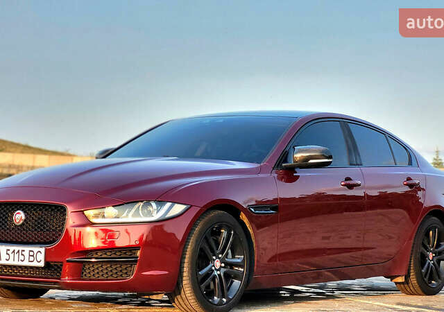 Красный Ягуар XE, объемом двигателя 2 л и пробегом 74 тыс. км за 16300 $, фото 1 на Automoto.ua