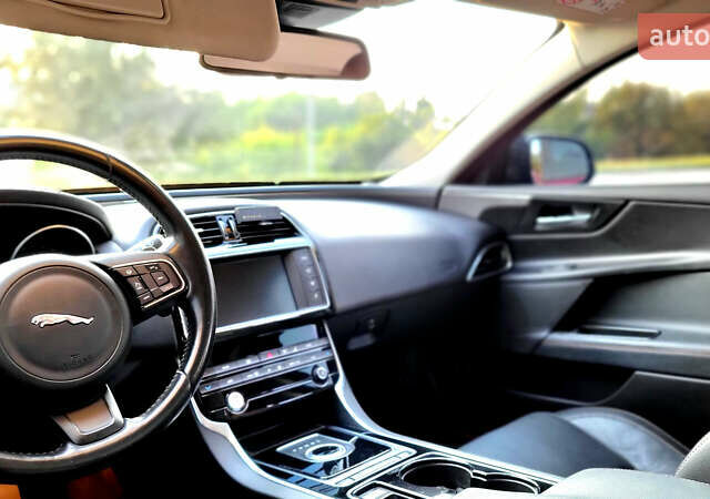 Красный Ягуар XE, объемом двигателя 2 л и пробегом 74 тыс. км за 16300 $, фото 24 на Automoto.ua