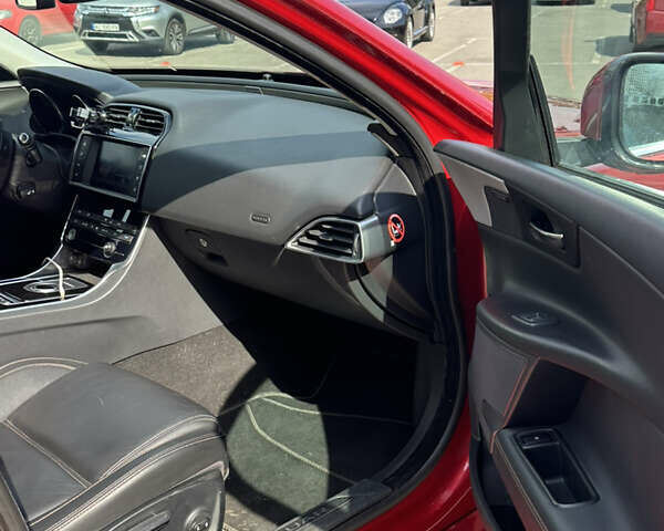 Красный Ягуар XE, объемом двигателя 2 л и пробегом 110 тыс. км за 12999 $, фото 14 на Automoto.ua