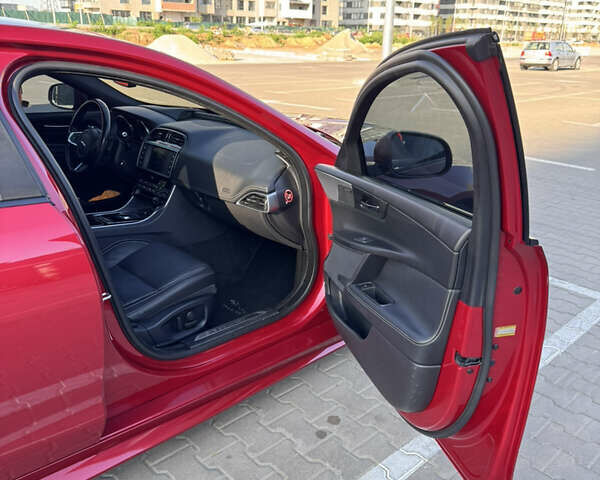 Красный Ягуар XE, объемом двигателя 2 л и пробегом 142 тыс. км за 18500 $, фото 24 на Automoto.ua