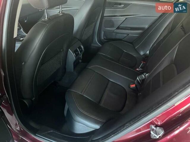 Красный Ягуар XE, объемом двигателя 2 л и пробегом 107 тыс. км за 15500 $, фото 18 на Automoto.ua