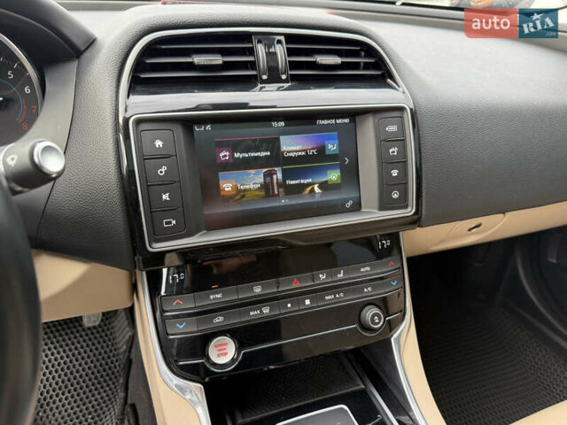 Красный Ягуар XE, объемом двигателя 2 л и пробегом 92 тыс. км за 14500 $, фото 19 на Automoto.ua