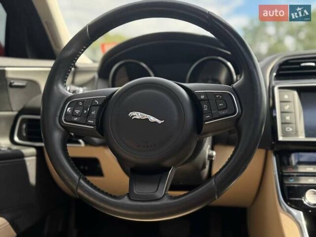 Червоний Ягуар XE, об'ємом двигуна 2 л та пробігом 90 тис. км за 14500 $, фото 42 на Automoto.ua