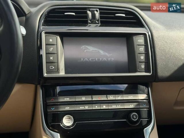 Червоний Ягуар XE, об'ємом двигуна 2 л та пробігом 90 тис. км за 14500 $, фото 43 на Automoto.ua