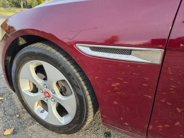 Красный Ягуар XE, объемом двигателя 2 л и пробегом 103 тыс. км за 15004 $, фото 4 на Automoto.ua