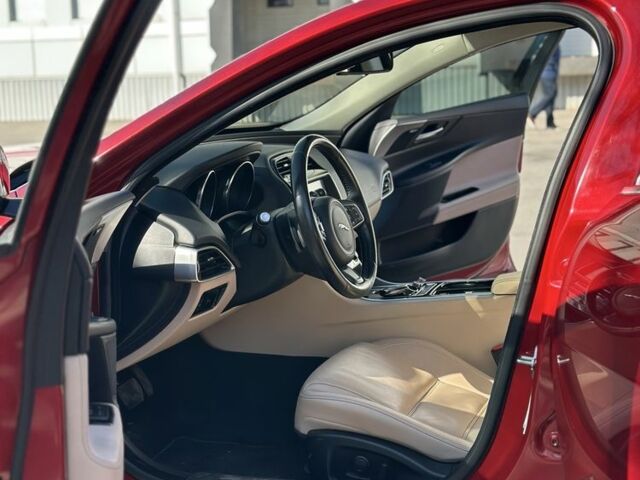 Красный Ягуар XE, объемом двигателя 3 л и пробегом 114 тыс. км за 16500 $, фото 14 на Automoto.ua
