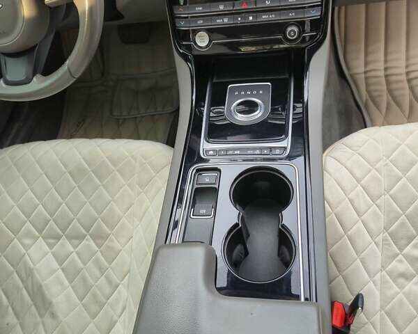 Красный Ягуар XE, объемом двигателя 2 л и пробегом 103 тыс. км за 14999 $, фото 25 на Automoto.ua