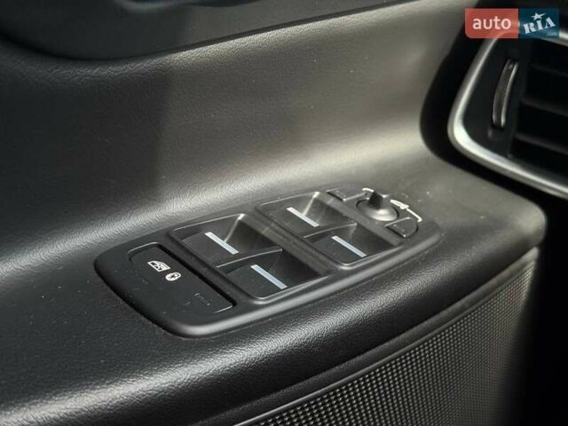 Червоний Ягуар XE, об'ємом двигуна 2 л та пробігом 90 тис. км за 14500 $, фото 59 на Automoto.ua
