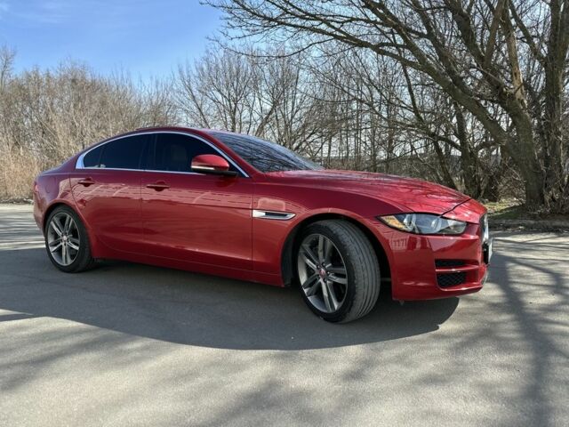 Красный Ягуар XE, объемом двигателя 3 л и пробегом 114 тыс. км за 16500 $, фото 1 на Automoto.ua