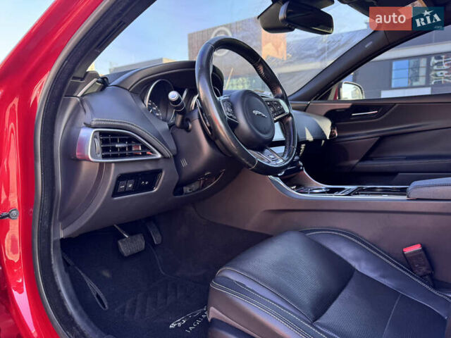 Красный Ягуар XE, объемом двигателя 2 л и пробегом 142 тыс. км за 18500 $, фото 35 на Automoto.ua