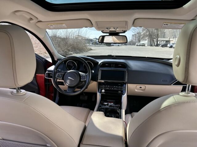 Красный Ягуар XE, объемом двигателя 3 л и пробегом 114 тыс. км за 16500 $, фото 16 на Automoto.ua