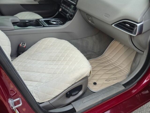 Красный Ягуар XE, объемом двигателя 2 л и пробегом 103 тыс. км за 15004 $, фото 9 на Automoto.ua