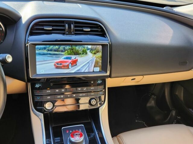 Красный Ягуар XE, объемом двигателя 3 л и пробегом 114 тыс. км за 16500 $, фото 12 на Automoto.ua