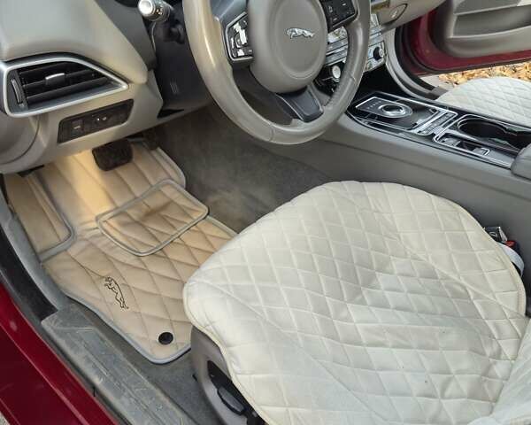 Красный Ягуар XE, объемом двигателя 2 л и пробегом 103 тыс. км за 14999 $, фото 13 на Automoto.ua