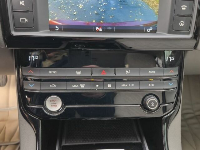 Красный Ягуар XE, объемом двигателя 2 л и пробегом 103 тыс. км за 15004 $, фото 18 на Automoto.ua