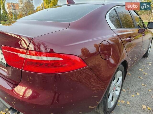 Красный Ягуар XE, объемом двигателя 2 л и пробегом 103 тыс. км за 14999 $, фото 2 на Automoto.ua