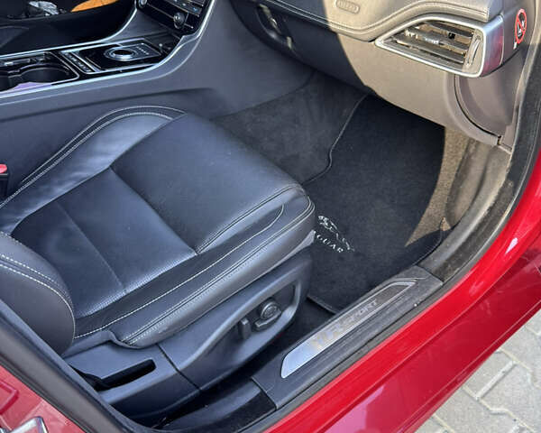 Красный Ягуар XE, объемом двигателя 2 л и пробегом 142 тыс. км за 18500 $, фото 25 на Automoto.ua