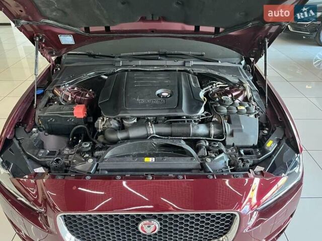 Красный Ягуар XE, объемом двигателя 2 л и пробегом 107 тыс. км за 15500 $, фото 7 на Automoto.ua