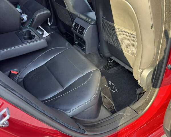 Красный Ягуар XE, объемом двигателя 2 л и пробегом 142 тыс. км за 18500 $, фото 28 на Automoto.ua