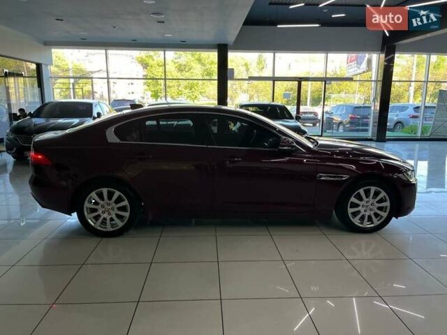 Красный Ягуар XE, объемом двигателя 2 л и пробегом 107 тыс. км за 15500 $, фото 5 на Automoto.ua