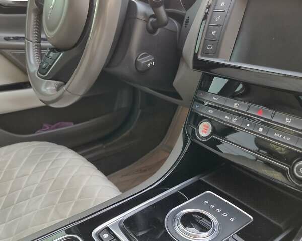 Красный Ягуар XE, объемом двигателя 2 л и пробегом 103 тыс. км за 14999 $, фото 28 на Automoto.ua