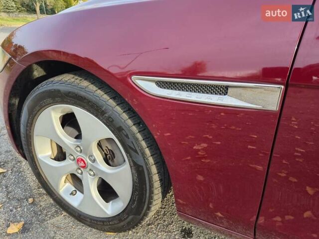 Красный Ягуар XE, объемом двигателя 2 л и пробегом 103 тыс. км за 14999 $, фото 1 на Automoto.ua