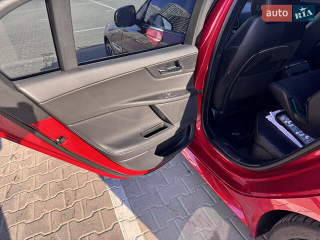 Красный Ягуар XE, объемом двигателя 2 л и пробегом 142 тыс. км за 18500 $, фото 31 на Automoto.ua