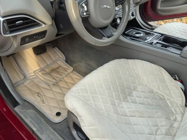 Красный Ягуар XE, объемом двигателя 2 л и пробегом 103 тыс. км за 15004 $, фото 8 на Automoto.ua