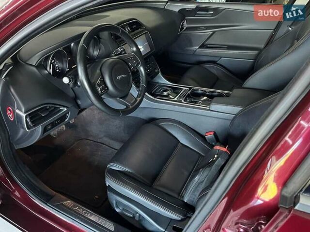 Красный Ягуар XE, объемом двигателя 2 л и пробегом 107 тыс. км за 15500 $, фото 17 на Automoto.ua
