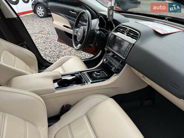 Красный Ягуар XE, объемом двигателя 2 л и пробегом 92 тыс. км за 14500 $, фото 15 на Automoto.ua