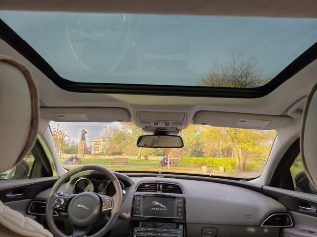 Красный Ягуар XE, объемом двигателя 2 л и пробегом 103 тыс. км за 15004 $, фото 14 на Automoto.ua